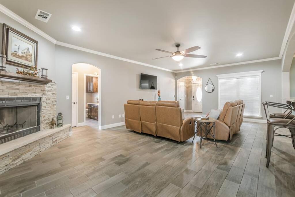 Cheerful 3 Bedroom Home, King Bed, 10 Min From Palo Duro Canyon, Fireplace, Washer Dryer المظهر الخارجي الصورة