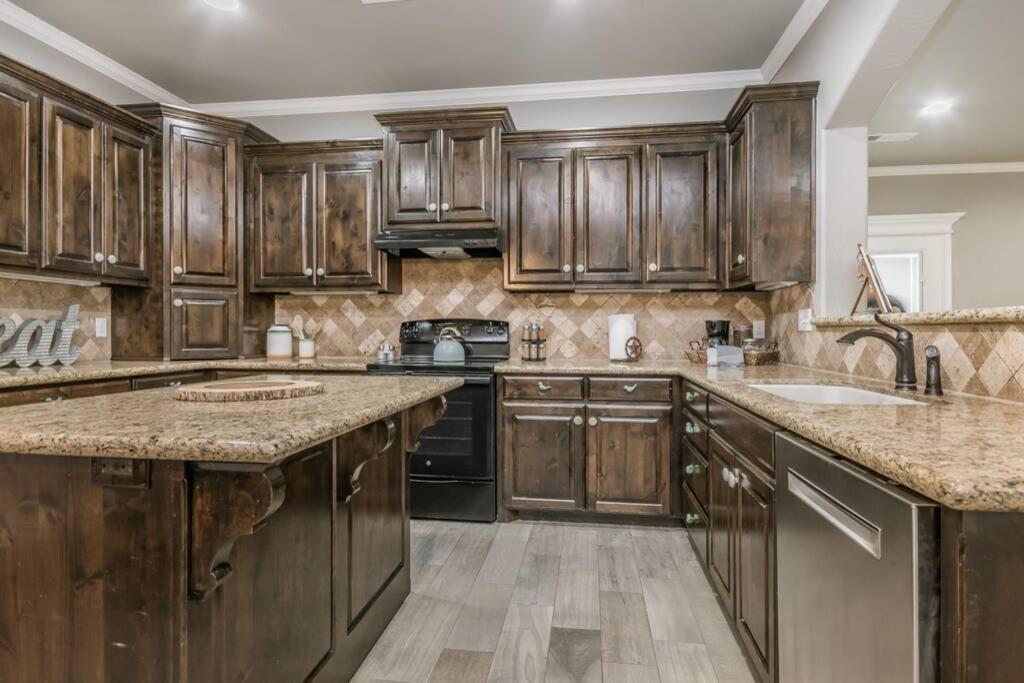 Cheerful 3 Bedroom Home, King Bed, 10 Min From Palo Duro Canyon, Fireplace, Washer Dryer المظهر الخارجي الصورة