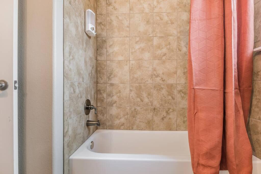 Cheerful 3 Bedroom Home, King Bed, 10 Min From Palo Duro Canyon, Fireplace, Washer Dryer المظهر الخارجي الصورة