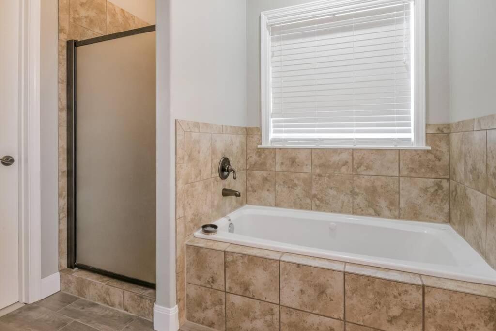 Cheerful 3 Bedroom Home, King Bed, 10 Min From Palo Duro Canyon, Fireplace, Washer Dryer المظهر الخارجي الصورة