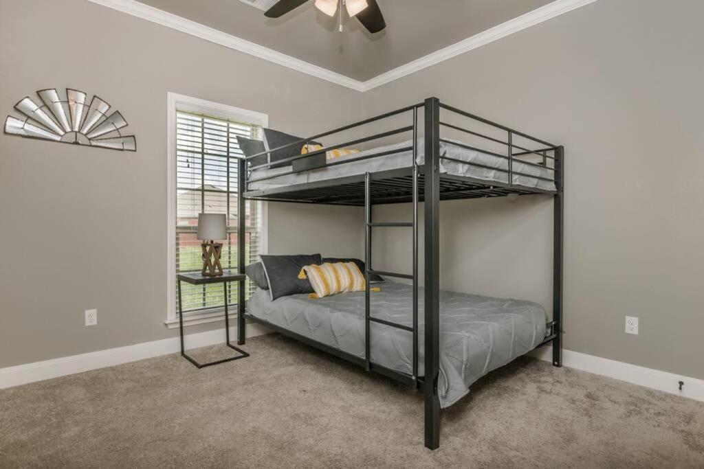 Cheerful 3 Bedroom Home, King Bed, 10 Min From Palo Duro Canyon, Fireplace, Washer Dryer المظهر الخارجي الصورة